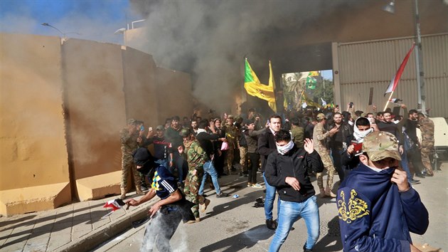 Irácké milice prorazily bránu americké ambasády v Bagdádu.