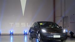 Šanghajská továrna dnes zahájila dodávky Tesla elektromobilů.