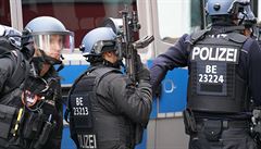 Berlín: policisté blokují silnici k Checkpointu Charlie.