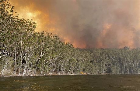 Austrálii sužují mohutné požáry. Na snímku jezero Conjola v Novém Jižním Walesu...