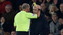 Jose Mourinho dostává žlutou kartu od sudího Deana.