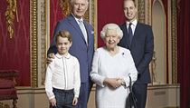 Krlovsk rodina v trnnm sle Buckinghamskho palce.
