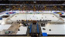 Pohled na led a tribuny dranskho stadionu.