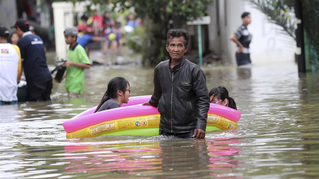 Nynjí záplavy úady v Jakart oznaují za nejhorí od roku 2007, kdy v...