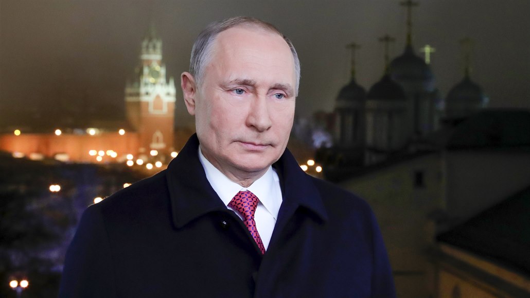 Ruský prezident Vladimir Putin bhem natáení jeho novoroního projevu v Moskv...