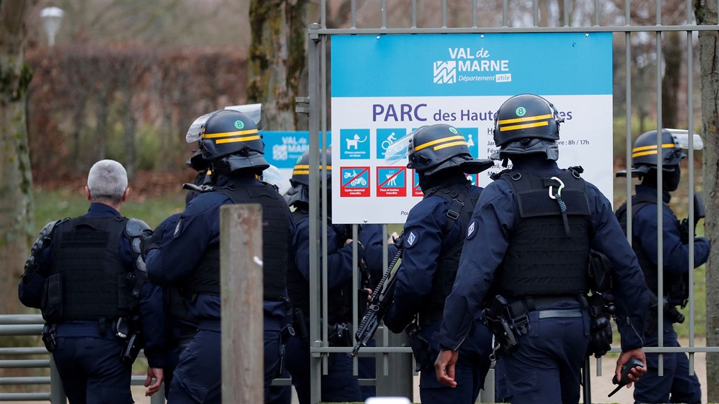 Francouzská policie v parku Hautes Bruyeres ve mst Villejuif, které je...