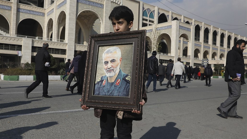 Chlapec nese portrét velitele íránských elitních jednotek Kuds Kásema...