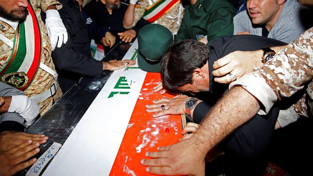 Lidé truchlí v Íránu u rakve generála Kuds Kásema Solejmáního, který byl v...