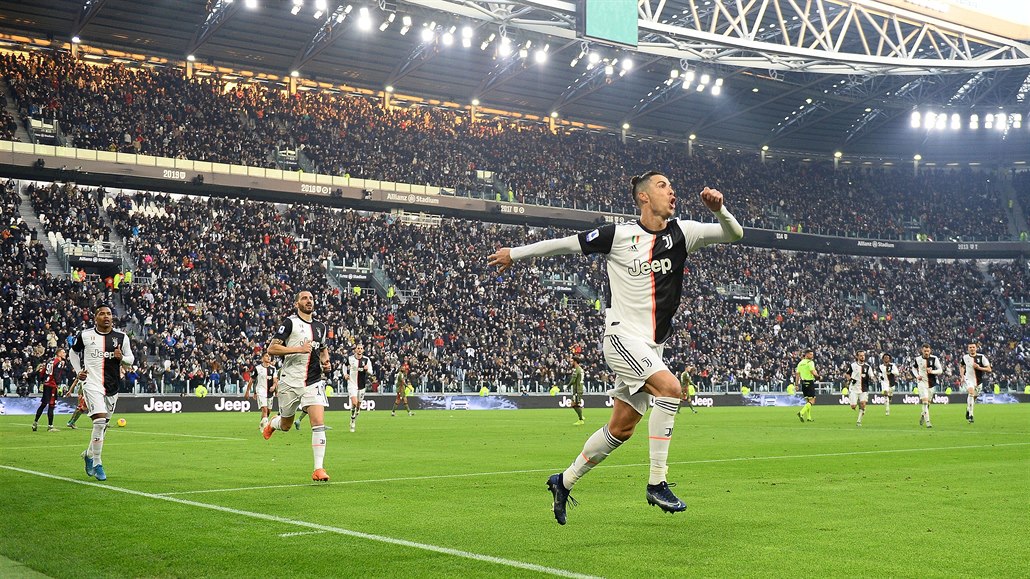 Cristiano Ronaldo slaví svůj hattrick do sítě Cagliari.