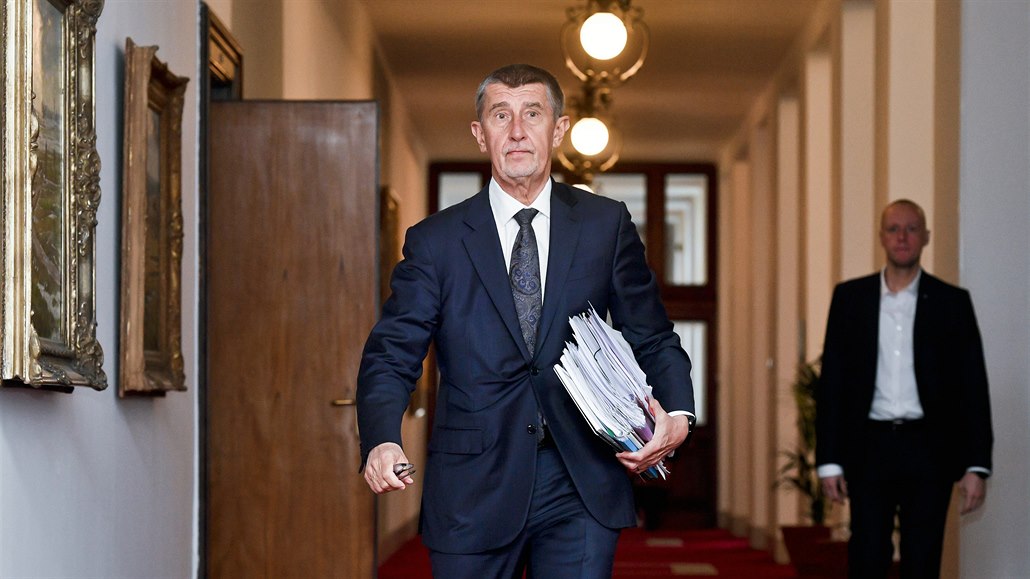 Premiér Andrej Babi� p�ichází na sch�zi vlády 6. ledna 2020 v Praze.