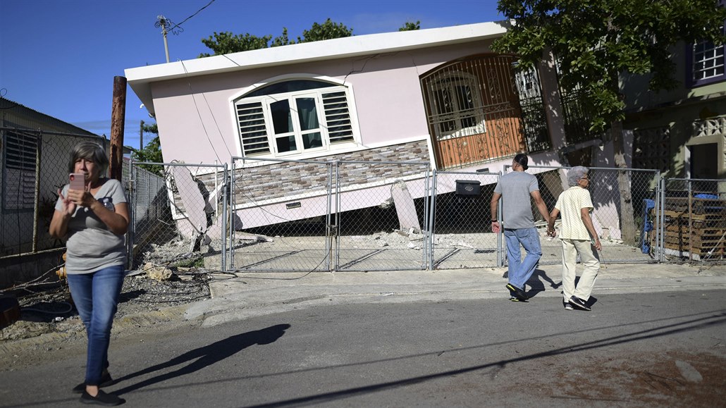 Obyvatelé m�sta Guanica, které v pond�lí zasáhlo zem�t�esení.