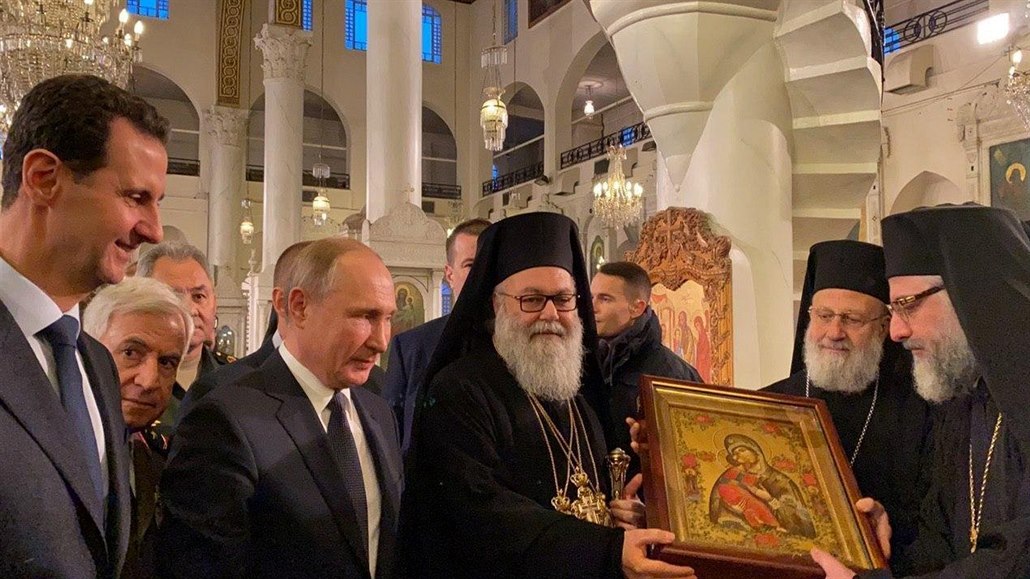 Ruský prezident Vladimir Putin (druhý zleva) a syrský prezident Baár Asad...