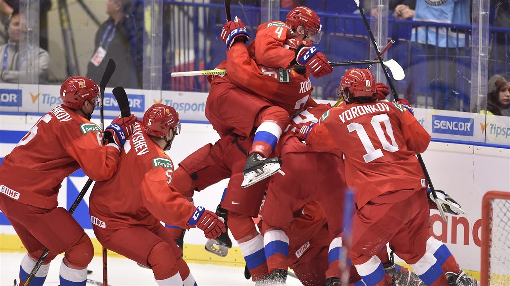 Hokejisté Ruska se radují z postupu do finále MS juniorů.