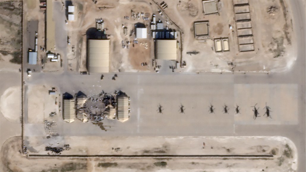 Satelitní snímek základny al-Asad v Iráku.