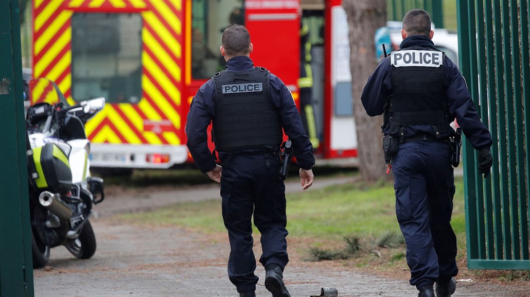 Francouzští policisté zabezpečují park ve městě Villejuif nedaleko Paříže.