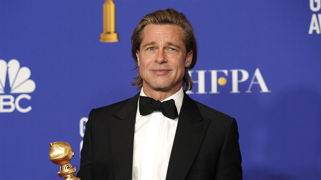 Brad Pitt s cenou Zlatý globus za herecký výkon ve vedlejí roli.