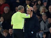 Jose Mourinho dostává lutou kartu od sudího Deana.