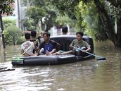 Zaplavené silnice a ulice v Jakart ván komplikovaly dopravu, místní k cestám...