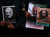 Fotografie íránského generála Kásema Solejmáního v rukou bepenostních sloek....