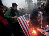 Demonstrativní pálení americké vlajky.