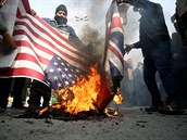 Demonstranti pálí americké a britské vlajky.