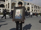 Chlapec nese portrét velitele íránských elitních jednotek Kuds Kásema...
