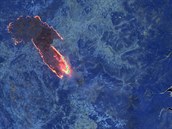 Satelitní snímek ukazuje poár lesa u nedaleko jezera Ecumbene v Novém Jiním...