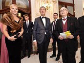 Premiér Babi� s man�elkou Monikou p�ichází do budovy Státní opery.