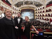 Lidé obdivují interiér Státní opery.