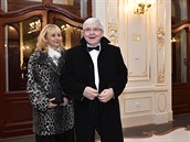 Na snímku p�ichází guvernér �eské národní banky (�NB) Ji�í Rusnok s doprovodem.