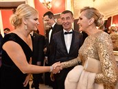 Monika Babi�ová se zdraví s Helenou Vondrá�kovou.