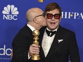 Elton John (vpravo) a Bernie Taupin po pedání ceny za nejlepí skladbu "I'm...