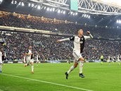 Cristiano Ronaldo slaví svj hattrick do sít Cagliari.