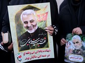 Transparenty z pohbu íránského generála Kásema Solejmáního.