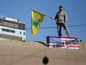 Mu na pohbu generála Solejmáního drí vlajku íitské organizace Hizballáh.
