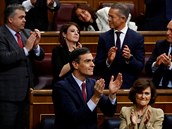 panlský premiér Pedro Sánchez tleská poté, co mu poslanci v hlasování s...