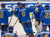 Hokejisté Kazachstánu gratulují gólmanovi Vladislavu Nurkovi.