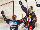 Vladimír Rika (vpravo) se raduje z druhého gólu Sparty.