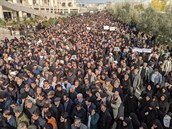Demonstranti protestující po útoku na íránského éfa jednotek al-Kurd...