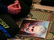 Lidé v Libanonu se modlí za padlého íránského vojenského vdce Sulejmáního.