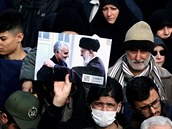Demonstranti drí snímky vyobrazující generála Sulejmáního.
