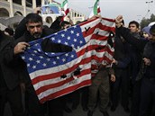 Demonstranti trhají a pálí americké vlajky.