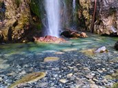 Albánie  vodopád v národním parku Theth, 2018.