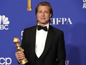 Brad Pitt s cenou Zlatý globus za herecký výkon ve vedlejí roli.