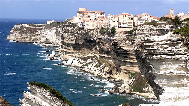 K�ídov� bílé útesy jsou pro Korsiku typické