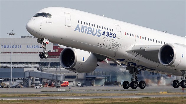 Airbus A350 bhem vzletu nedaleko výrobních hal ve francouzském Toulouse.