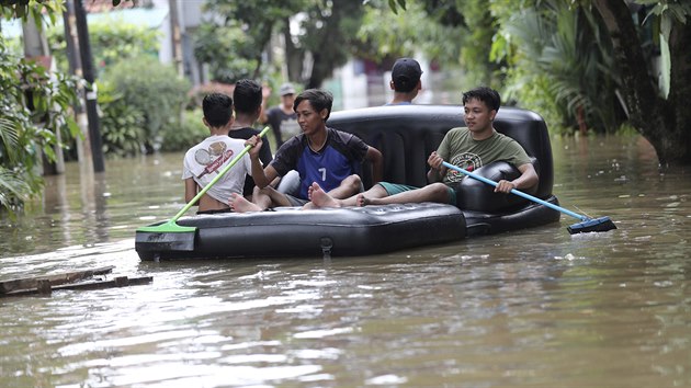 Zaplavené silnice a ulice v Jakart ván komplikovaly dopravu, místní k cestám...