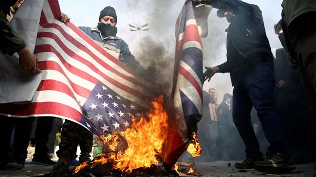 Demonstranti pálí americké a britské vlajky.