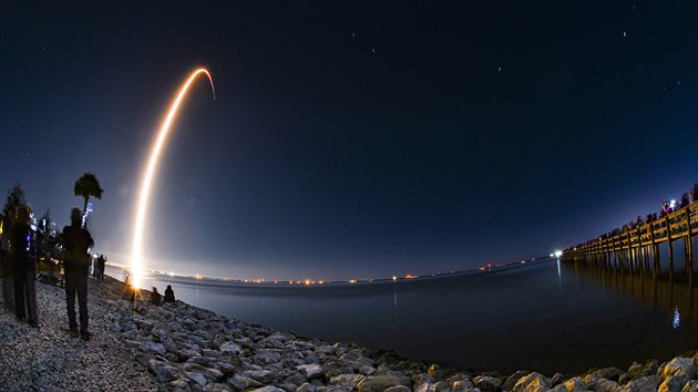 Raketa Falcon 9 odlétá ze základny Cape Canaveral Air Force Station na Florid.