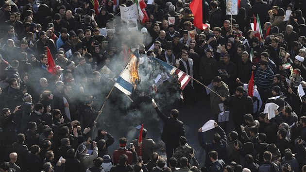 Íránci pálí americkou a izraelskou vlajku na pohbu armádního velitele...